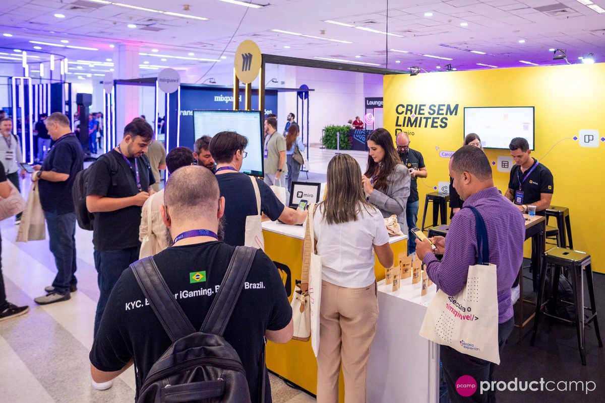 Grupo de profissionais de Produto reunido em um evento PM3
