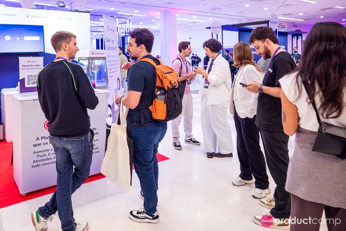 Grupo de profissionais de Produto reunido em um evento PM3