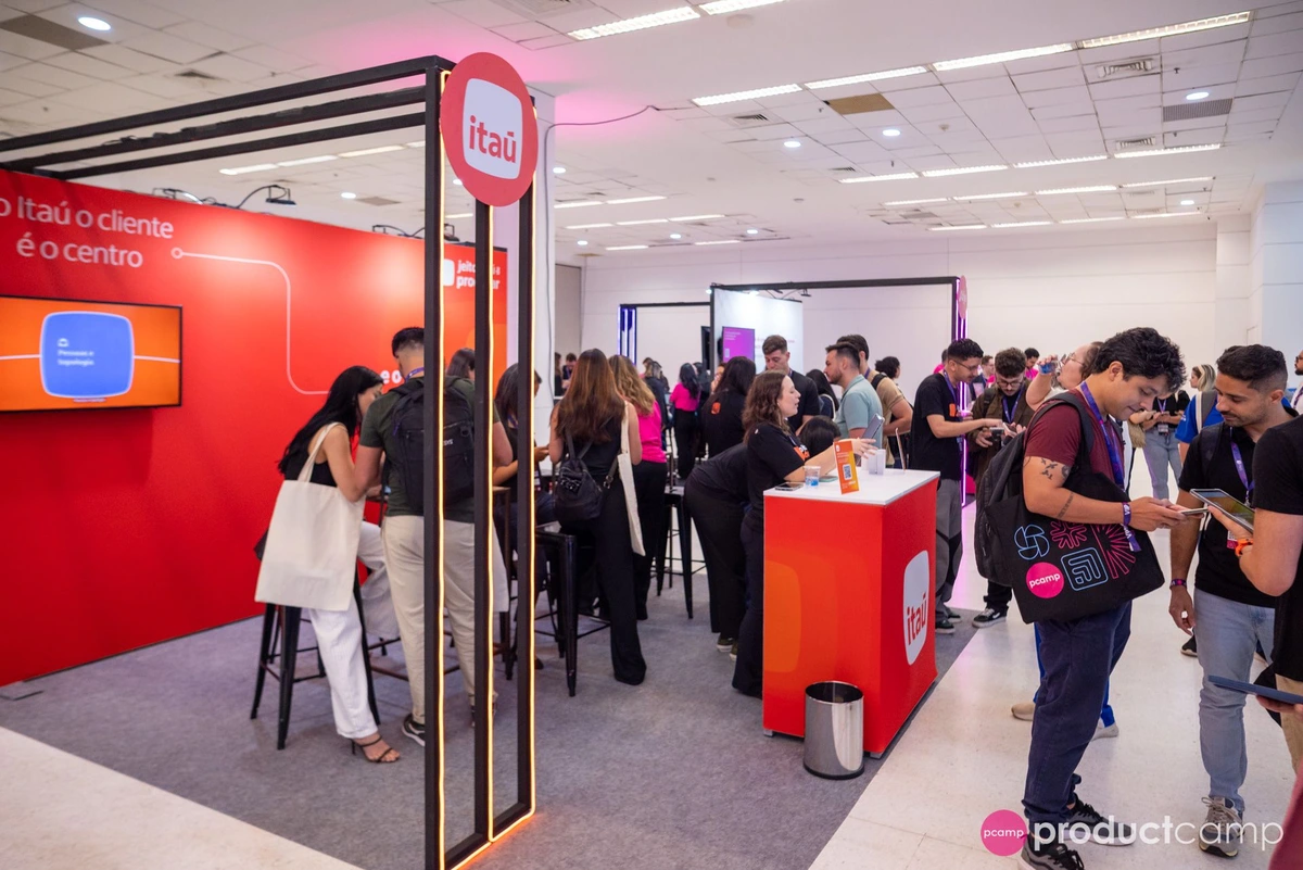 Grupo de profissionais de Produto reunido em um evento PM3