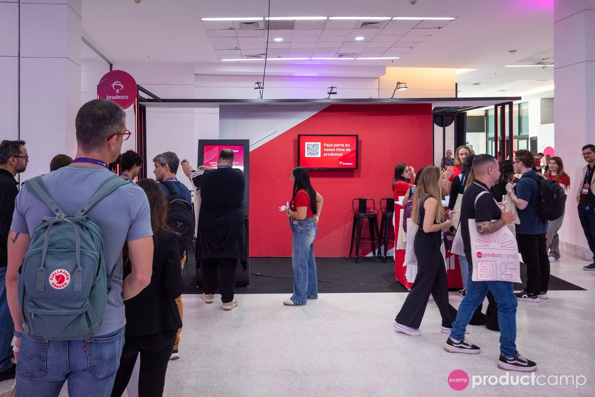 Grupo de profissionais de Produto reunido em um evento PM3