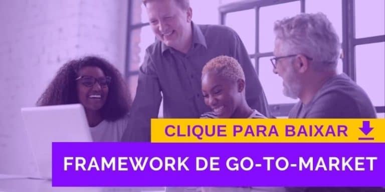 A imagem mostra dois homens e duas mulheres olhando para um computador. Há um texto na imagem, que diz "clique para baixar o framework de go-to-market"