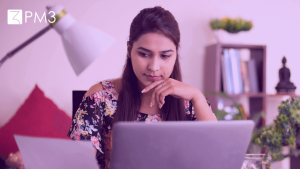 Mulher ao computador analisando o ciclo de vida do produto da sua empresa