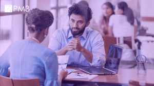 Homem e mulher conversando, ilustrando o trabalho de Customer Success