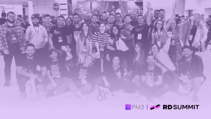 A foto mostra um grupo de pessoas reunidas em stand da PM3 em evento