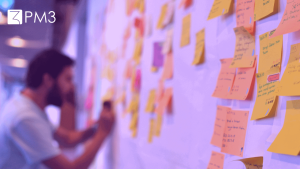 A imagem mostra um homem escrevendo em um quadro com post-its, estruturando o framework SAFe