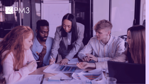 A imagem mostra três mulheres e dois homens em uma reunião de trabalho sobre Design Thinking